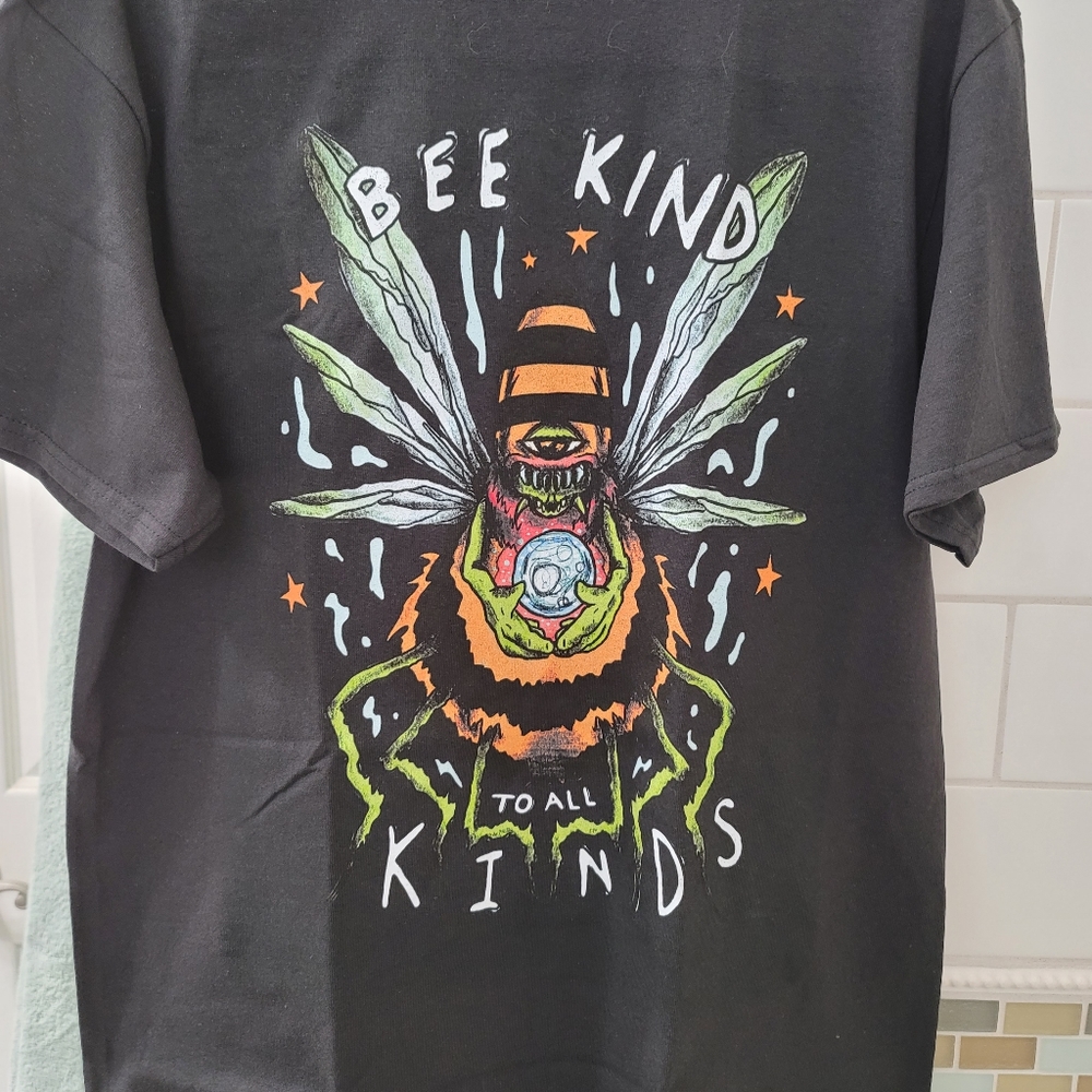 Teen hearts Bee Kind t shirt size unisex L